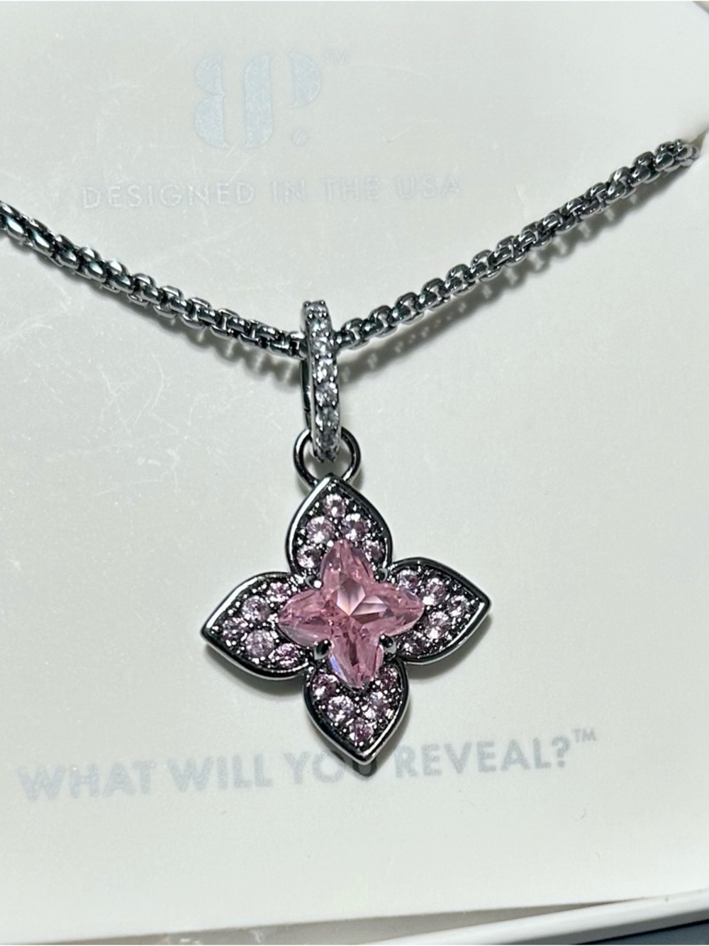 ‘Clover necklace Pink Floral Crystal Pendant Necklace - Sparkling Pink Stone